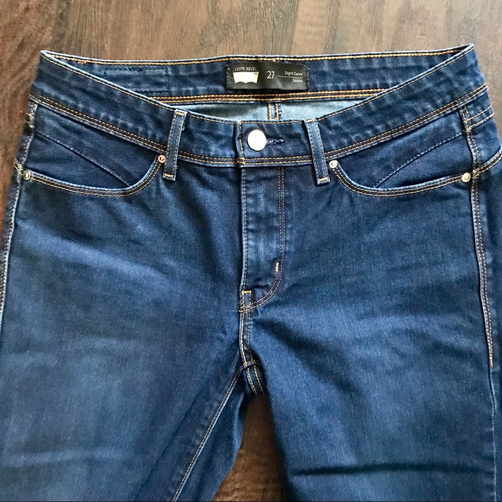 LIKE NEW! Dark Wash Levi’s Jeans
